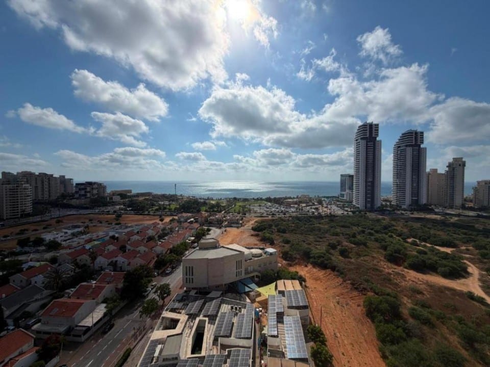 Dizengoff — הנוף מהמרפסת אל העיר והים