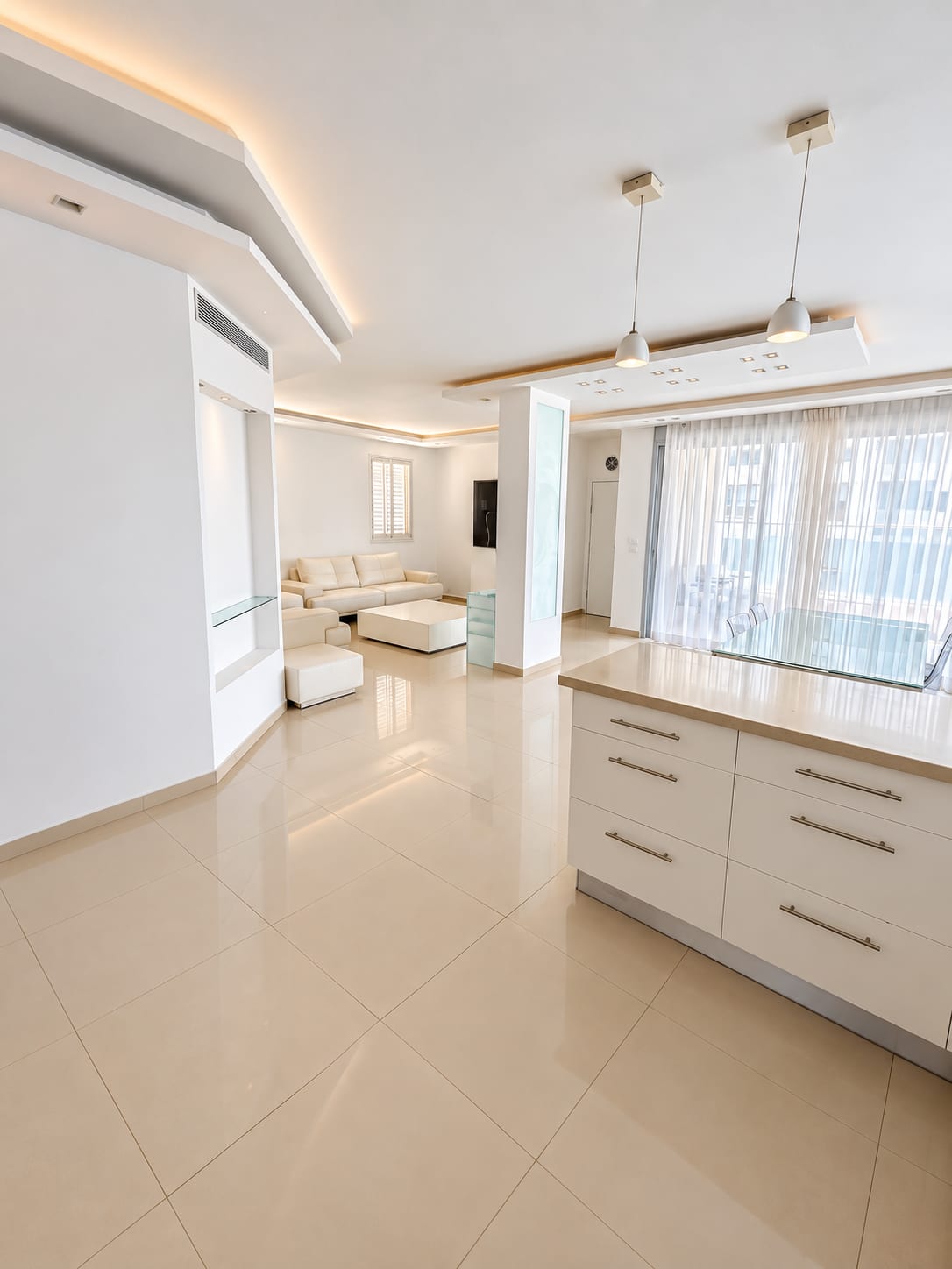 Rishon LeZion St — הסלון הפתוח והמטבח עם האי