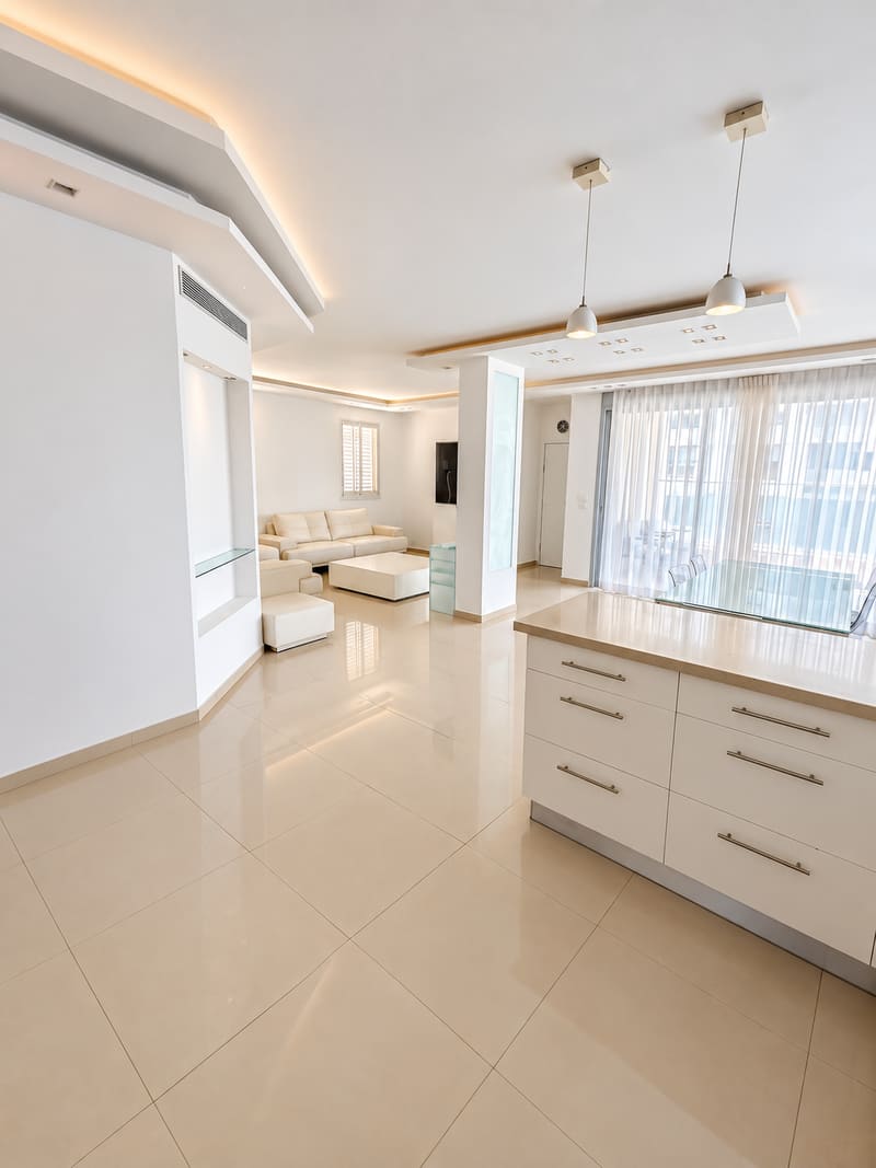 Rishon LeZion St — הסלון הפתוח והמטבח עם האי
