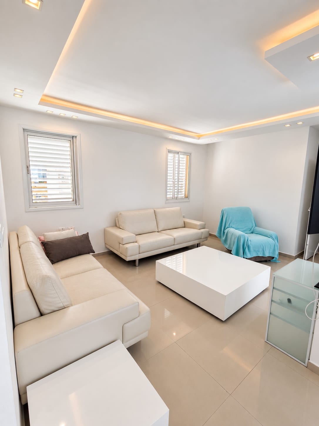 Rishon LeZion St — פינת ישיבה עם שלוש ספות